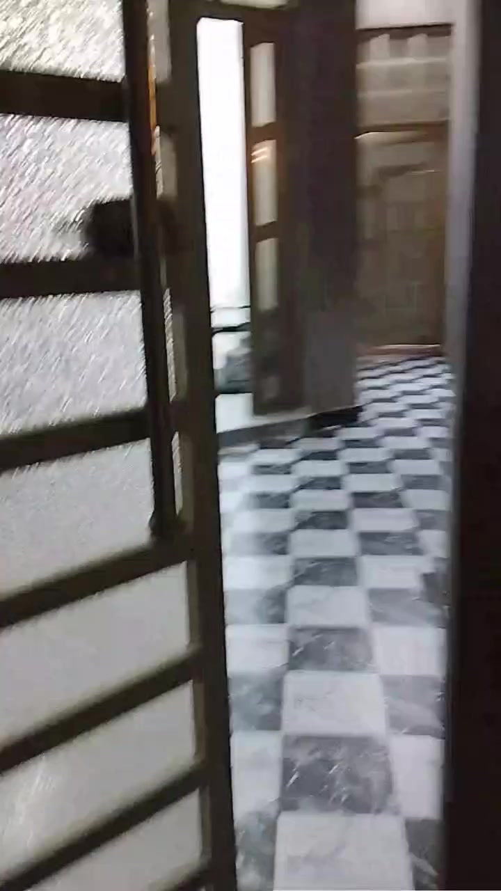 باء للبيع مساحه 112 ونص عنوانه شارع 30 يم الملعب الخماسي بيت تعبان علي نقص درج وبيتونه كهرباء ماء مجاري درجه أوله وصبه جوه التطبيك شارع تبليط صطح شتايكر سعره 75 حمام داخلي وخارجي

