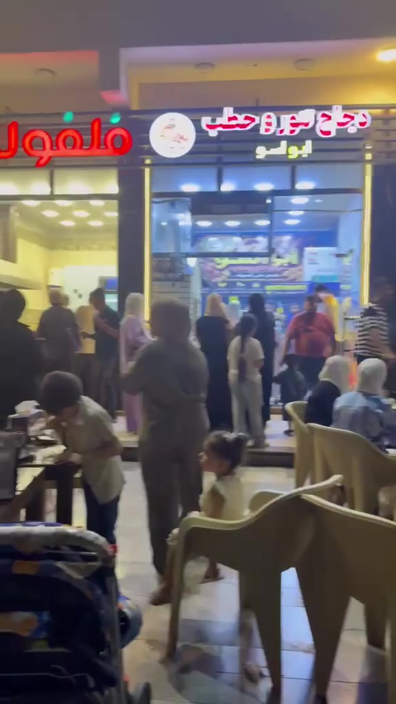 السلام عليكم
مطعم متكامل للبيع لعدم التفرغ بمكان جدا راقي 
حي الخضراء مول بلازا  المطعم شغال بس عندي دوام  الي  حاب يستفسر هذا رقم تلفوني ***********
