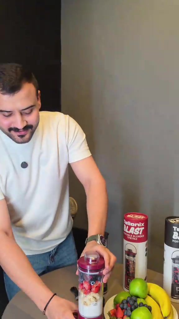 خلاط شخصي محمول… للجيم، الدوام والسفر 💪🥤 حضّر السموذي أو البروتين شيك خلال ثواني، واشرب مباشرة من نفس الكوب 👌 🔹 سعة 450 مل 🔹 قوة 110 واط 🔹 بطارية 2000mAh 🔹 شحن Type-C 🔹 مناسب للفواكه ومعها قطع ثلج صغيرة 🔹 خفيف وسهل الحمل 💰 السعر: 50,000 دينار فقط 📞 للطلب والحجز: *********** 🚚 توصيل متوفر لجميع محافظات العراق #خلاط_محمول #بروتين_شيك #اجهزة_منزلية #سموذي #عبدالله_يورو 
