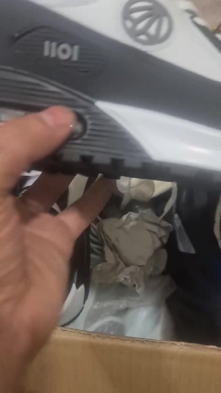حذاء انيورك قياس 43 خفيف الوزن بي مخفف صدمات قاعدة الترا بوست السعر 20 الف خاص او على الرقم *********** يجيك الطلب ما عجبك يرجع بيد المندوب ومراح تدفع شي.

نص مكتوب في الصور:
- Google عدسة
- السمة الأصلية
- محتوى مترجم
- PP1101
- أبيض/رمادي/أسود
- A9
- الجزء العلوي: جلد بقري - شبكي
- النعل الخارجي: بولي يوريثان + مطاط - هواء
- صنع في الصين
- صنع في كوريا
- www.shoemang.com
- طائرات ورقية
- العربية
- الإنجليزية
- الإرسال إلى صفحة "ترجمة Google" الرئيسية
- اختيار الكل