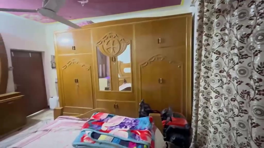 غرفه نوم تسكام كنتور طابقين ٦ابواب غرفه ثكيله وجديده تجي وتشوف بعينك مكانها حله شارع ٨٠ 
السعر ٧٠٠ وبيها مجال بيك خير وتدلل
***********
