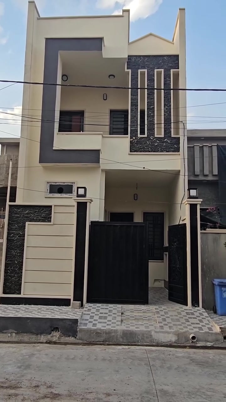 🏠🔥#_دار_للبيع_يارمجة_الشرقية_الثانية 🔥🏠
📍 موقع مميز وهادئ
خلف جامع أحمد الجريسي، وقريبة جداً من السايدين والسوق، وقريبة من مجمع المدارس 🏫🛣️🛍️
📐 المساحة: 100 م
📏 الواجهة: 5 م
📏 العمق: 20 م
🧭 الاتجاه: قبلة
🏡 الدار طابقان ومبنية بناءً حديثاً
🔹 الطابق الأرضي:
• مطبخ
• استقبال
• هول داخلي معزول
• غرفة نوم
• صحيات داخلية وخارجية
🔹 الطابق الثاني:
• غرفتان نوم
• صحيات
✨ مواصفات البناء:
• بناء حديث_غير مسكون
• أساس بدلو
• أرضيات سيراميك
• سقوف ثانوية
• نصف جدار سيراميك
• الدار غير مسكون وجاهزة للسكن 🏡🔑
📜 سند طابو الزهور – شرط التحويل
📞 للاستفسار والتواصل: مكتب التقوى للعقار 
📍 الموصل – شارع كركوك الرئيسي
مقابل جامع البيت العتيق
 ☎️***********
☎️***********
📱 فايبر & واتساب: 
🌹 لمتابعة أحدث العروض العقارية، اضغط متابعة لصفحة مكتب التقوى للعقار
