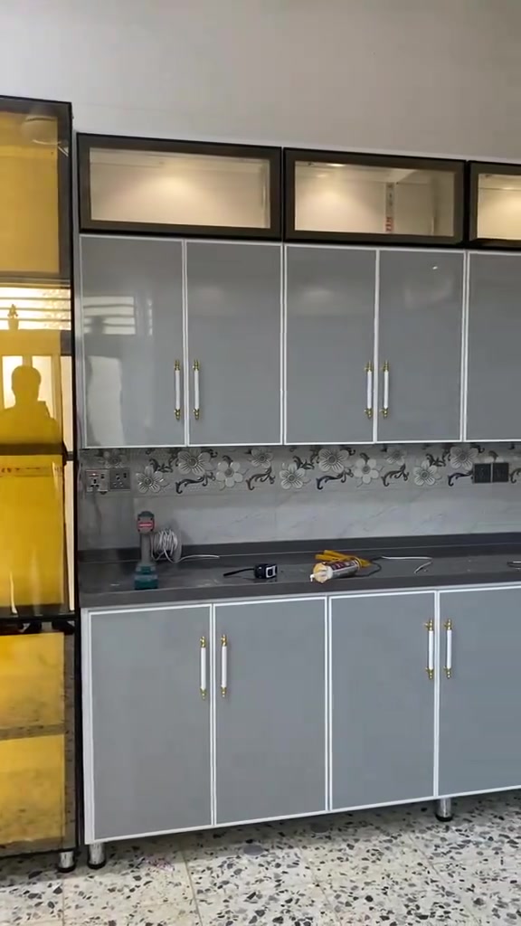 *📢 عرض أبو البيت المحترم من معمل حسام الدلفي 📢*

*فصّل مطبخك الألمنيوم يمنه... وطباخ منضدي 4 عيون هدية تستلمه ويه المطبخ 🎁*

*ليش الناس تختار حسام الدلفي؟*
✅ *شغلنا تركي أصلي* - ضد المي والنار والحشرات 100%  
✅ *تصاميم ملكية* - أسود، أوف وايت، رصاصي، بيجي... اللي يعجبك  
✅ *معاينة وقياس ببلاش* نجيك للبيت ونرسم مطبخك  
✅ *ضمان 5 سنوات* كتابي على الألمنيوم والصبغ  
✅ *شبابيك، أبواب، شتر، بارتيشن* كلشي ألمنيوم يمنه  

*🎁 عرض الهدية:*  
*كل مطبخ متكامل = طباخ منضدي ستيل فاخر 4 عيون هدية*  
_العرض محدود لأول 15 زبون فقط_

*شغلنا يحجي عن نفسه 👇* 

📍 *العنوان:* واسط / الكوت - الكوت الجديدة  
📞 *اتصل واحجز:* ***********  
💬 واتساب متاح 24 ساعة

*معمل ومعرض حسام الدلفي*  
*"سعرنا مناسب، وشغلنا يبيض الوجه"*

#مطابخ_المنيوم_واسط #معرض_حسام_الدلفي #عروض_الكوت #هدية_طباخ

---

*نسخة قصيرة للستوري والحالات*
🔥 *عرض الصدمة 🔥*  
مطبخ ألمنيوم + *طباخ هدية* 🎁  
معمل حسام الدلفي - الكوت  
ضمان 5 سنوات | تسليم سريع  
***********  
_لحك قبل لا تخلص الهدايا_

---
