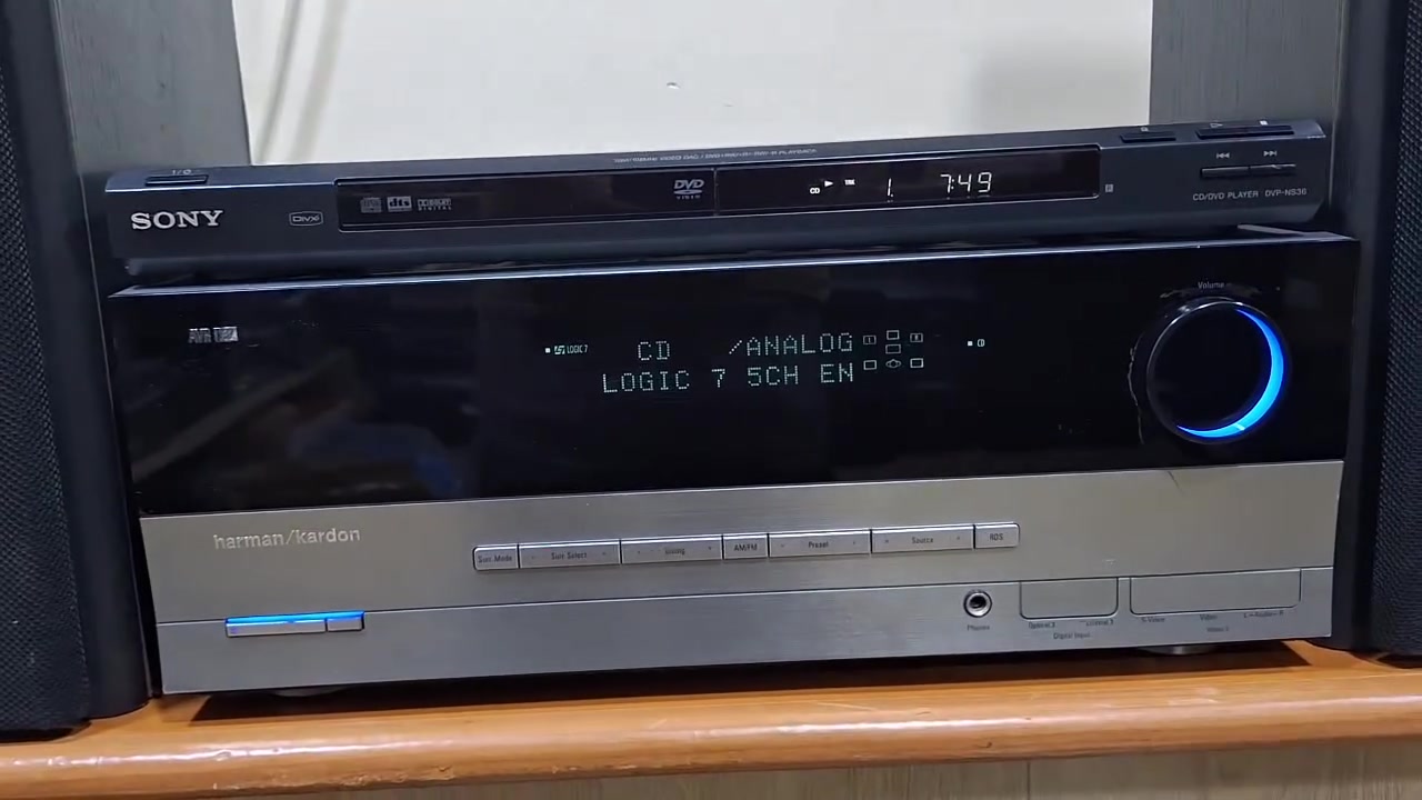 السلام عليكم . من رخصة الادمن المحترم . امبليفاير Harman Kardon هارمن كاردون موديل  AVR 132/230 جهاز استقبال صوت وصورة (مستقبل AV) بقنوات 5.1 و كهرباء  230 فولت ، يمنح طاقة بقوة 30 واط لكل قناة لعدد 5 قنوات ، يدعم أنظمة صوت محيطية مثل Dolby Digital وDTS ونظام Logic 7 و يحتوي على عدة مداخل صوت و صورة فيديو وامكنية استخدامه هوم سستم كمسرح المنزلي وربطه مع شاشة بلازما او كأمبليفاير مع زوج سماعات حسب الاستخدام الشخصي . 
للاتصال ولالاستفسار *********** مكان كركوك ويوجد توصيل
