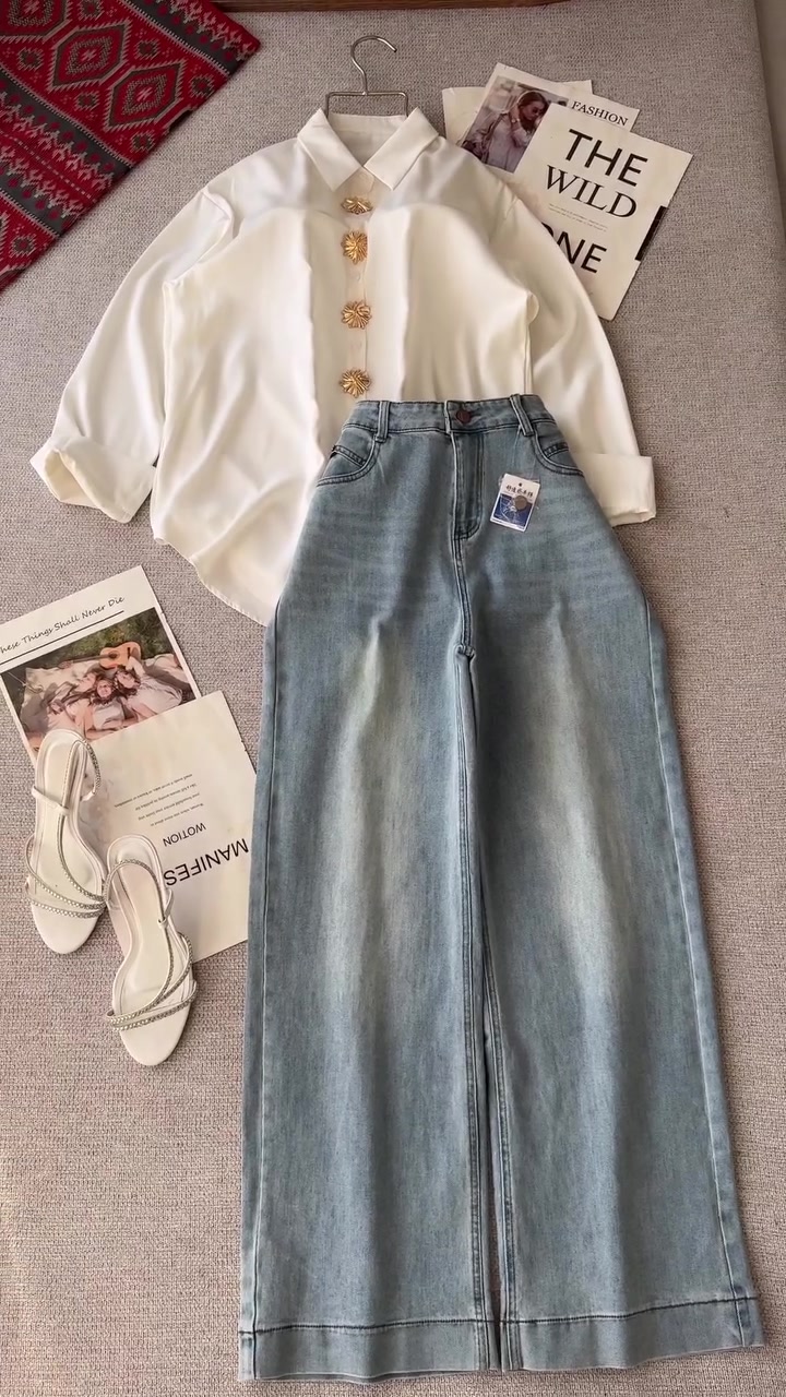 👗✨ أزياء أزورا ✨👗

إطلالة صيفية ناعمة… بسيطة بس تخبل 🤍🌸
 •
✨قميص موديل فسكتور 
•خامة ستان حرير مع بروشات قابل للازالة
•طول القميص 75 سم ( يغطي الورك ) 
• القياسات: 36 | 38 | 40 | 42 | 44
💰 السعر: 20 الف
•
✨كيلوت موديل جرس 
•خامة جينز مبطن وايد ليك
•طول الكيلوت 100 سم ( وي حد الحجل ) 
• القياسات: 36 | 38 | 40 | 42 | 44 | 46
💰 السعر: 25 الف 

✨ قطعتين يكملن بعض ويطلعن لج لوك كاجوال مرتب وأنيق بكل وقت.

📩 للحجز والاستفسار: راسلوا الصفحة
📞 ***********

🚚 توصيل لجميع محافظات العراق +5 آلاف فقط

🤍 أزياء أزورا… لأن أناقتچ تستاهل الأجمل.
