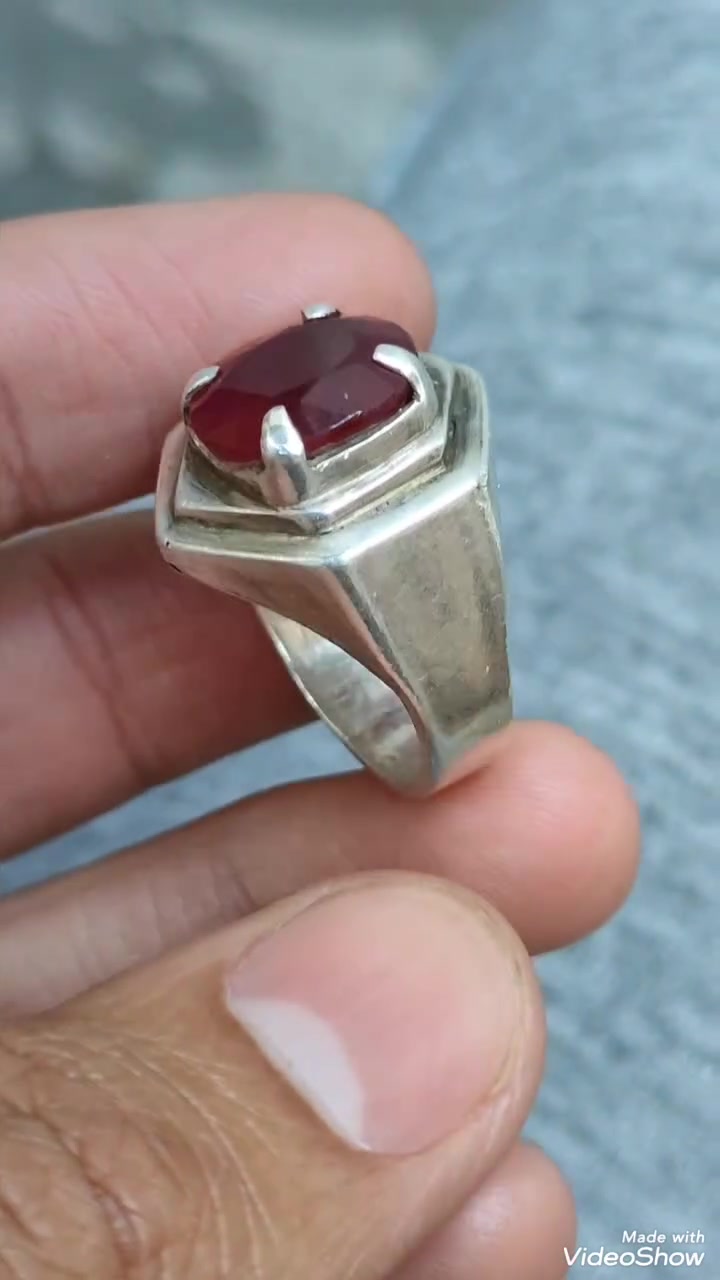 💍 خاتم بحجر الياقوت الأصلي

خاتم مرصّع بحجر الياقوت الأصلي
 يتميّز بلونه العميق وبريقه الأخّاذ 
ليمنحك حضورًا مميزًا وإطلالة راقية.
🔹 جودة عالية وتشطيب دقيق
🔹 تصميم أنيق يناسب جميع الأذواق
🔹 حجر  يمنح طاقة إيجابية وجاذبية خاصة

📿 فضل التختم بالياقوت
🌿 عن النبي محمد صلى الله عليه واله:
"التختم بالياقوت ينفي الفقر، ومن تختم بالعقيق يوشك أن يُقضى له بالحسنى"

للحجز والاستفسار التواصل على الخاص او واتساب ***********

