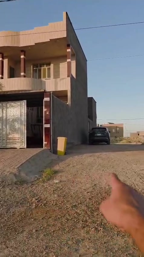 بيت للبيع في هيت – حي المعلمين الثانية
​اعلان ممتاز لبيع بيت حديث بتصميم مميز مع مساحة إضافية خالية (ترك) وموقعي مميز.
​تفاصيل العقار الأساسية
​المساحة الإجمالية: 300 متر مربع (200 متر مربع بناء + 100 متر مربع ترك بجانب البيت).
​الموقع: هيت / حي المعلمين الثانية.
​عدد الطوابق: طابقين مع واجهة مرتبة وبناء حديث.
​المكونات الداخلية:
​استقبال
​مطبخ (نظام حار / بارد)
​صالة داخلية في الطابق الأول
​صالة ثانية في الطابق الثاني
​تفاصيل البيع والخيارات:
​السعر المطلوب: 155 مليون دينار عراقي (مع تفاوض ومجال بسيط).
​خيار إضافي: إمكانية شراء البيت فقط (مساحة 200m) وترك قطعة الـ 100m حسب الاتفاق والتفاوض. للاستفسار واامعلومات 
***********
