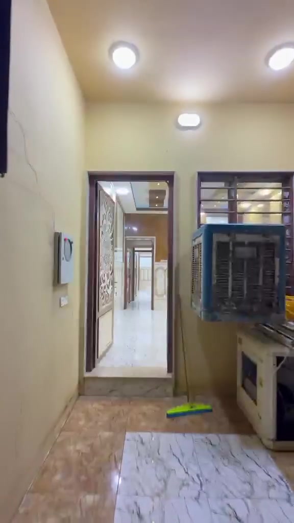 بيت للايجار حي الشيماء خلف جامع البيت العتيق مقابل فلافل بدر مساحة 100 متر يتكون من غرفه وهول واستقبال ومطبخ مشتملات سعر الايجار 250 الف للستفسار اتصل عل ارقام التاليه ومراجعه المكتب 
***********
***********
