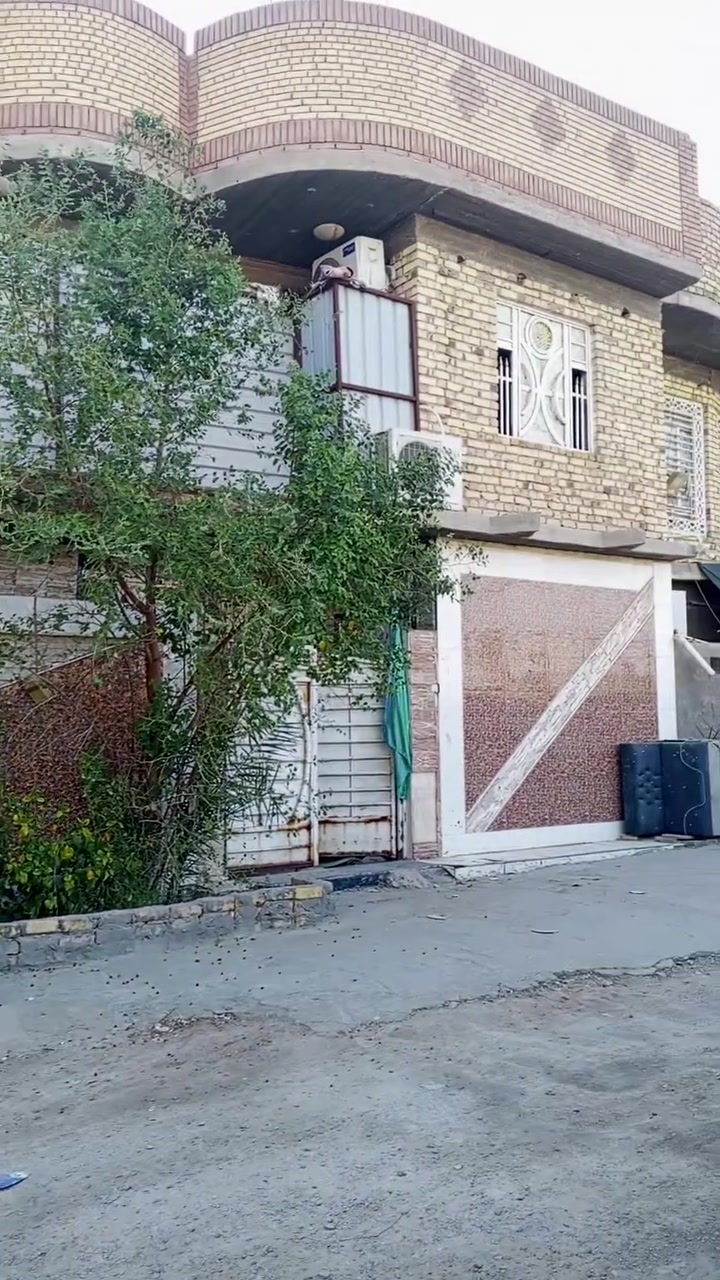 سلام عليكم بيت للبيع مساحة 100 مربع بناء درجه اوله زراعي خدمات كهرباء ماي مجاري المنطقة حجي عبد الثانيه قرب أسواق الكعبي  سعر البيت 160 وبي مجال للطيبين باقي تفاصيل اتصل عل رقم ***********

