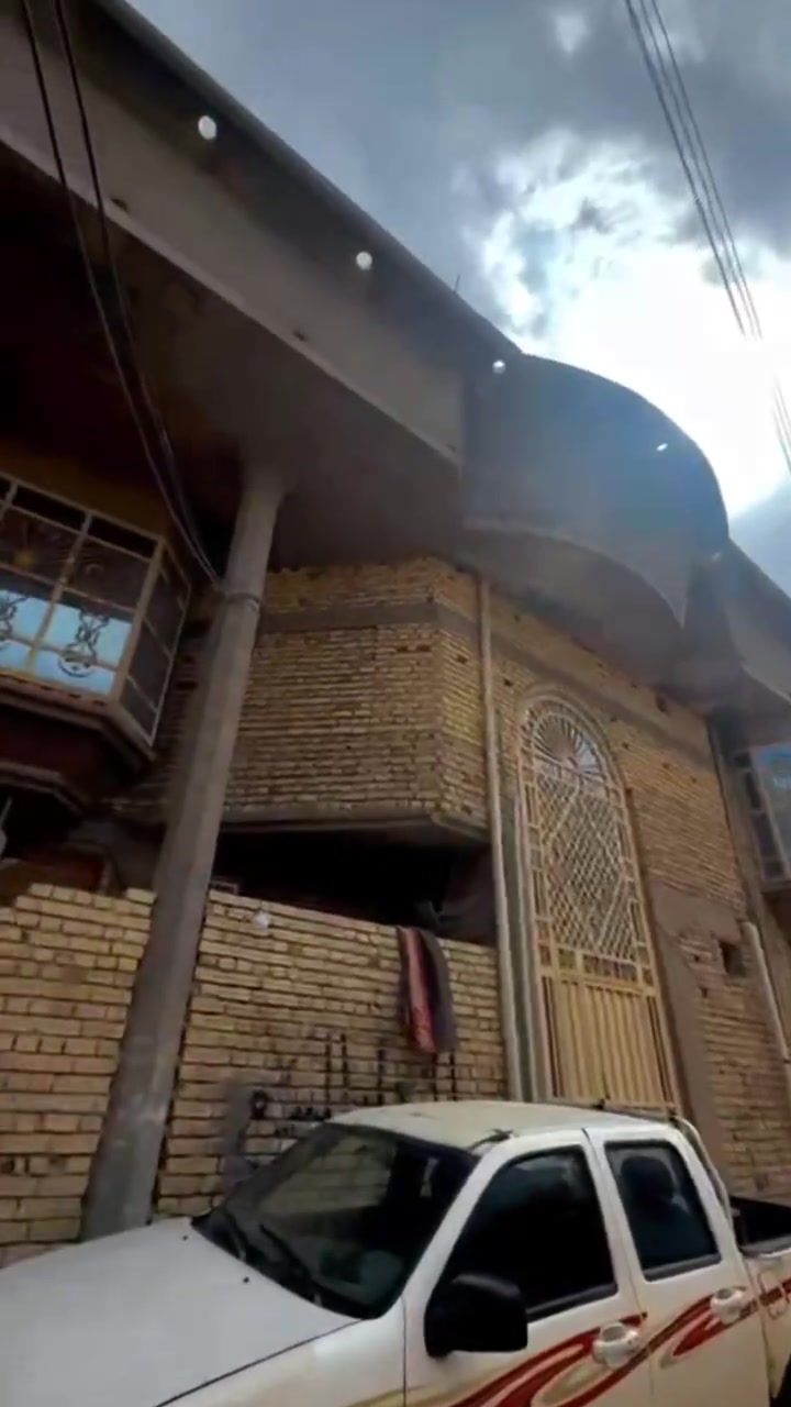 🏡 بيت مميز للبيع في البصرة – الزبير

📍 الموقع: محلة العرب الأولى – قرب مركز شرطة العرب
⚡ موقع ممتاز، ثاني بيت عن الشارع العام (يبعد 15 متر)

📐 المساحة:

- 200 م² واقع حال
- 164 م² طابو
  📄 عدد الطابوات: 2
- الأولى: 102 م² مئة وثنين متر
- الثانية: 58،68 م² ثمانية وخمسون متر وثمانية وستون سانتيم

🏠 تفاصيل البيت:

- ديوان
- 7 غرف نوم (إحداها ضمن البيتونة هيكل)
- 3 حمامات
- صالتان
- مطبخ + مخزن

🔹 الطابق الأرضي:

- ديوان (استقبال) مع حمام وموزّع، معزول عن البيت ويرتبط بالبيت عبر كندور
  📏 الأبعاد: 8.5 م × 5 م

- عدد الغرف: 2 (3 م × 5 م لكل غرفة)
- صالة كبيرة
- مطبخ + مخزن
- حمام داخلي واحد

🔹 الطابق الأول:

- 4 غرف نوم:
  - الغرفة الأولى: 10 م × 3.10 م
  - الغرفة الثانية: 5 م × 3.10 م
  - الغرفة الثالثة: 5 م × 3.10 م
  - الغرفة الرابعة: 5 م × 5 م
- صالة كبيرة
- حمام واحد

🔹 السطح:

- بيتونة + غرفة
  📏 أبعاد الغرفة: 7 م × 3.10 م

🧱 نوع البناء: طابوق + دنگ وجسور
💪 بناء رصين وقوي

💰 السعر: 240 مليون

📞 للاستفسار: ***********
