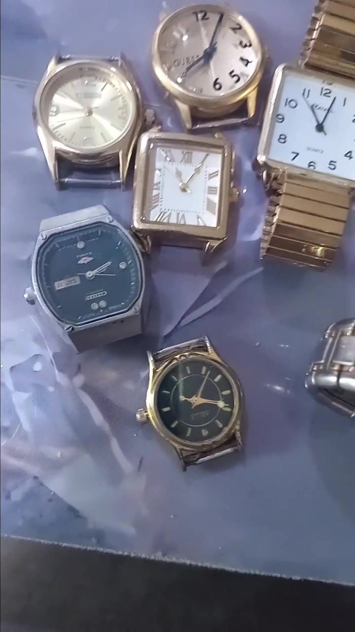 ساعة للبيع كلهن بسعر ١٥٠ الف مكاني بابل رقم الهاتف ***********
