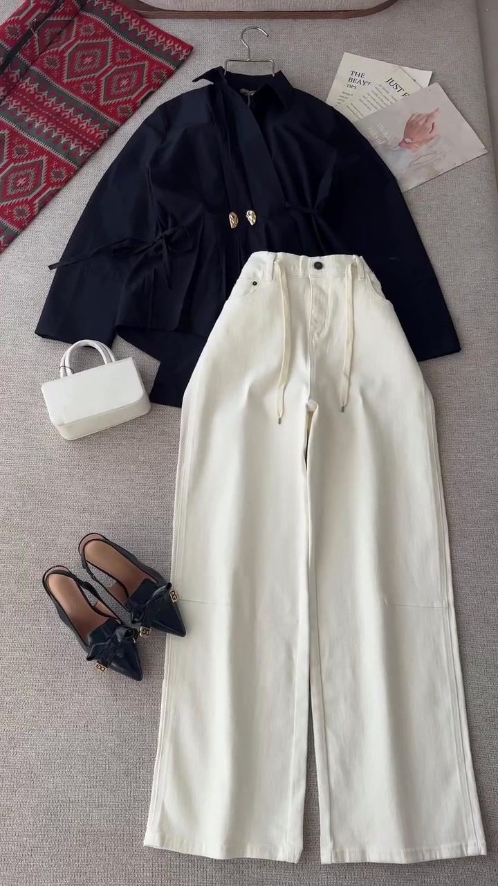 ⁨	⁨	👗✨ أزياء أزورا ✨👗

إطلالة صيفية ناعمة… بسيطة بس تخبل 🤍🌸

✨ قميص  موديل  عبار 
• خامة بوبلين مع حزام متصل بالقميص وحزام للتخصير .
• طول القميص : 75 سم ( يغطي الورك ) 
• القياسات: 36 | 38 | 40 | 42 | 44 | 46
💰 السعر: 20 الف 
•
✨كيلوت موديل جرس 
•خامة جينز مبطن وايد ليك
•طول الكيلوت 100 سم ( وي حد الحجل ) 
• القياسات: 36 | 38 | 40 | 42 | 44 | 46
💰 السعر: 25 الف 

✨ قطعتين يكملن بعض ويطلعن لج لوك كاجوال مرتب وأنيق بكل وقت.

📩 للحجز والاستفسار: راسلوا الصفحة
📞 ***********

🚚 توصيل لجميع محافظات العراق +5 آلاف فقط

🤍 أزياء أزورا… لأن أناقتچ تستاهل الأجمل.⁩⁩
