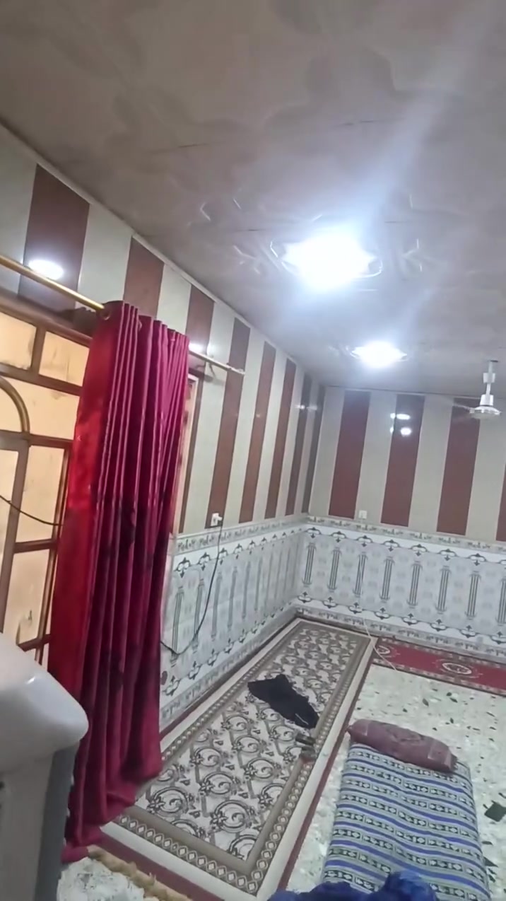 سلام عليكم بيت للبيع في البراكيه في شارع البيطره مساحته 170متر يحتوي على غرفتين وصاله ومطبخ واستقبال ومكاشيف ثنين وصحيات داخلية وخارجية وسقفيه وسطح تشاريف الشراي يتصل على الرقم *********** بي واتساب وبي خير ويدلل
