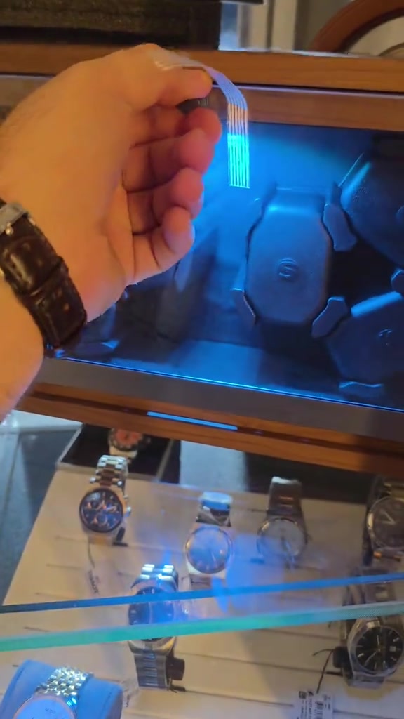 Watch Winder ⌚⚙️ للحفاظ على ساعاتك الأوتوماتيكية جاهزة دائماً، يقوم الـ Watch Winder بتدوير الساعة أثناء عدم ارتدائها، مما يساعد على استمرار شحن الماكينة ويقلل الحاجة لإعادة ضبط الوقت والتاريخ. متوفر  Yildiz Watches 📍 بغداد – شارع فلسطين – قرب تقاطع الصخرة 📞 *********** 🚚 توصيل إلى جميع محافظات العراق ✅ أصالة مضمونة
