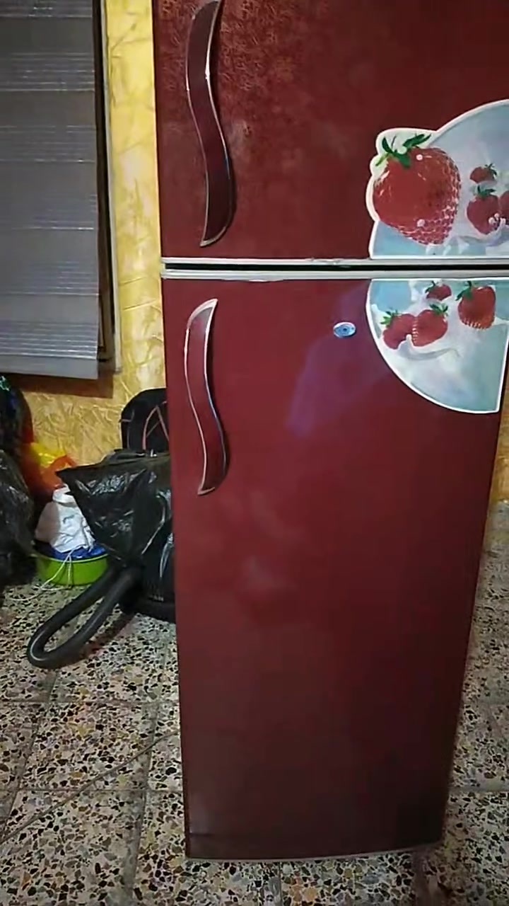 ثلاجة جبيرة حلوة ونظيفة كلش سعرهة قفل ٢٥٠ الف مكاني بصرة العباسية قرب مطعم الحسون ***********
