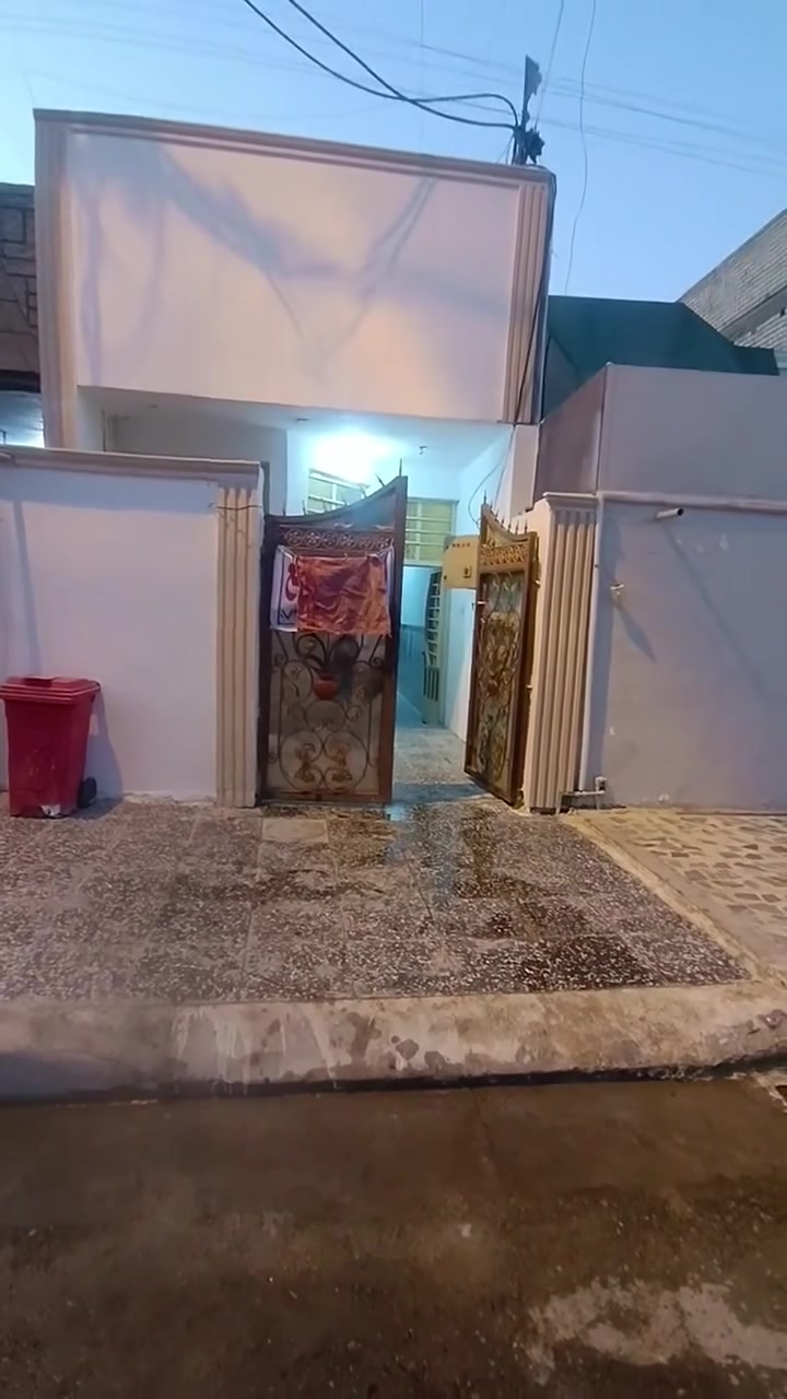 السلام عليكم توفر عندي بيت للبيع--زراعي سند 25 سند وكاله موجودات المساحه 100متر /جبهه--/4-- /نزال25---/ البيت طابق واحد منطقة كامله كل الخدمات مي مجاري تبليط كهرباء موقع البيت البلديات الضباط خلف الصحفيين قرب مدرسة زين القوس منطقه حي الامير للاستفسار *********** الرد واتساب ماسنجر أو الاتصال السعر خاص   حسن للعقار
