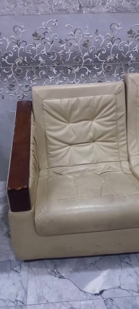 ٨ نفرات • جلد • نظيف جداً