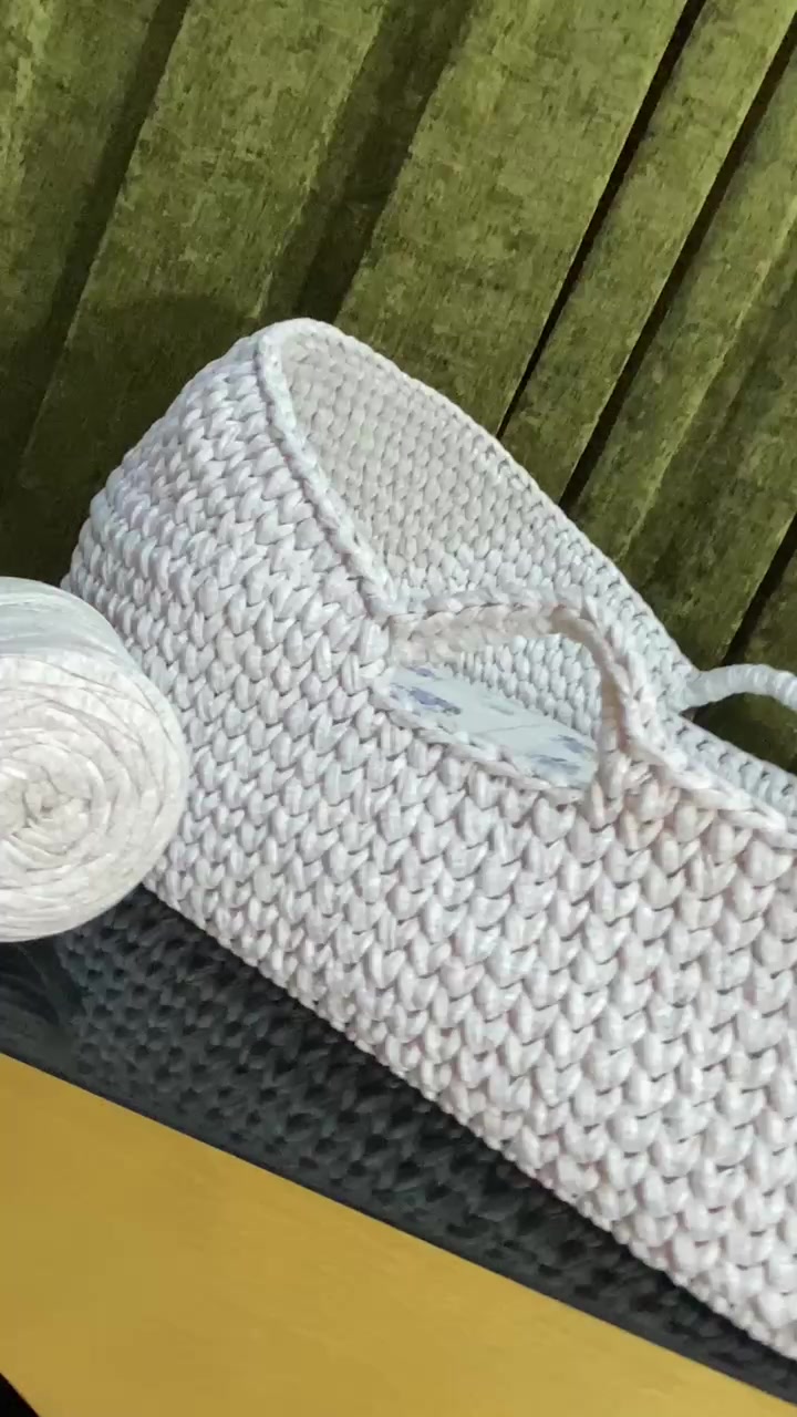 🧸 كريكوت أطفال كروشيه 🧸

راحة، أناقة، ولمسة دافئة لطفلك منذ أيامه الأولى. 🤍
مصنوع يدويًا بعناية فائقة ليمنح صغيرك مكانًا مريحًا وآمنًا للراحة، مع تصميم بسيط يناسب مختلف ديكورات غرف الأطفال.

✨ مناسب لاستقبال المولود الجديد، والتصوير، والهدايا المميزة.

📏 القياس: 70 × 40 سم.

💰 الأسعار: 🛏️ مع الدوشك + المخدة: 65,000 دينار. 🧺 بدون الدوشك + المخدة: 55,000 دينار.

🎨 متوفر بالتنفيذ حسب الطلب. 🧵 صناعة يدوية بإتقان وعناية.