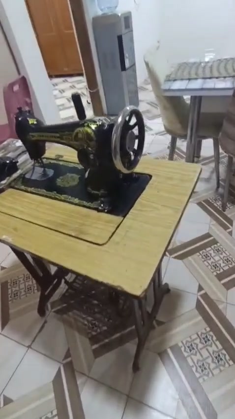 مكينه خياطه وميز تفصال كامل نضيفه استعمال قليل البصرة 150 الف 

***********