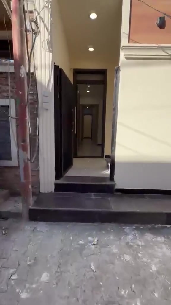 سلام عليكم بنايه حديثه للبيع متكونه من 3شقف كل شقة تحتوي علي غرفة وصالة ومطبخ وخدمات المساحة 60مترواجهه 4متركل شقه معزولة عن الشقة الاخ يعني كهرباء ماي تانكي سخان ماطوركل شقه وحدهابناء حديث صارله شهر ونص كملت البناية موقع البناية بغداد حي القاهرة مقابل سوك علي نعمه عماره فارغه سعر البيع 255مليون قابل لتفاوض مع صاحبهه الشرعي 
 💐
تواصل واتساب
***********
