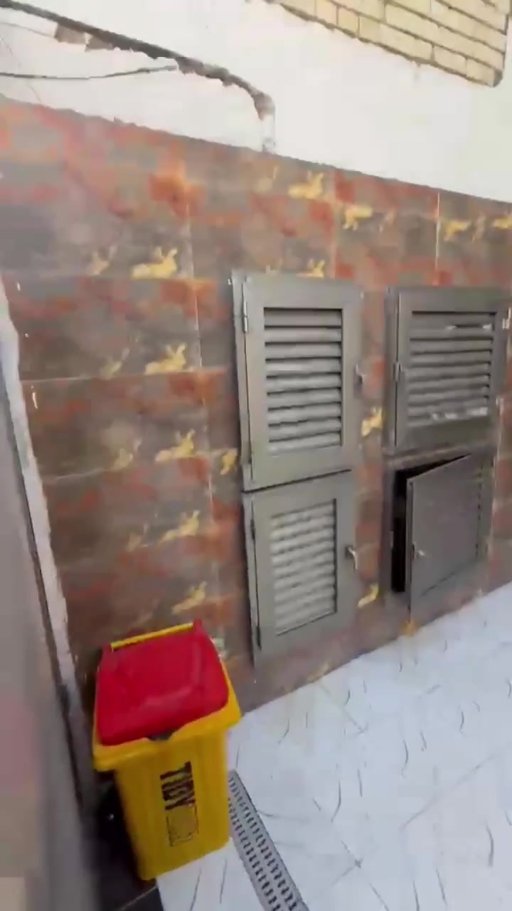 🏡 دار للايجار الشهري مميز في البياع –

📍 موقع استثنائي: في – البياع، مقابل محكمة جنح البياع مباشرةً، بموقع حيوي ومناسب للاستثمار والأعمال.

📐 المساحة: 160 م²
🏠 بناء حديث – طابق ونصف – مؤثث بالكامل

✨ تفاصيل الدار:
• غرفة ضيوف
• صالة كبيرة ومريحة
• غرفتين نوم
• صالة كبيرة في الطابق العلوي
• مطبخ
• 3 صحيات
• 4 أجهزة سبالت إنفيرتر اقتصادية
• منظومة كاميرات مراقبة
• إنترنت
• تشطيبات وتجهيزات حديثة
مع خط سحب كامل

💼 يمتاز الدار بموقعه التجاري والمهني، ويصلح بشكل ممتاز لـ:
🔹 عيادة طبية
🔹 مكتب محاماة
🔹 شركة استثمارية
🔹 مكتب شركة أو مؤسسة

⭐ فرصة مميزة لمن يبحث عن عقار بموقع حيوي يجمع بين الأعمال التجارية والاستثمار.
للاستفسار الاتصال على الرقم 
📞 ***********
