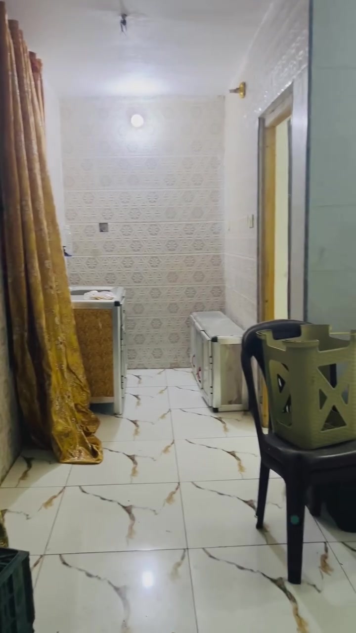 للأيجار شقه تحتوي ع غرفه نوم وصالة وخدمات 
الشعب شارع ابو ماهر ايجاره ٢٥٠ قفل 

مكتب دلالية المؤمل ***********

