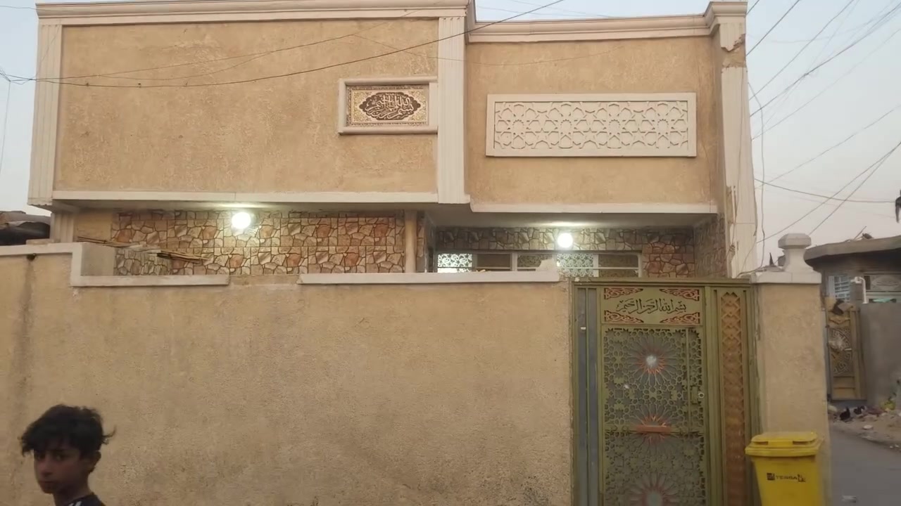 للبيع في البحث العلمي مساحه ١٢٠ متر سقف صب مسلح
السعر ٥٠ 
رقم الاتصال  ***********
