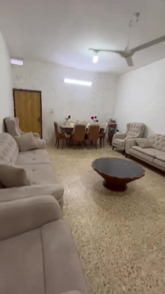 تخم قنفات 4كراسي نفر وكراسي 2ابوال3نفرات تركي وميز طعام تركي اصلي درجة اولى نضيف ويه طبله وسطيه جبيره و4طبلات وياه الاتصال ***********
