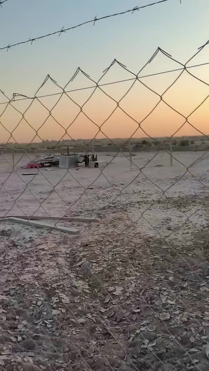 ارض زراعية للبيع سند 25 تحويل مباشر باسم المشتري يوجد دونمات وقطع حسب الطلب الارض ركن على شارعين تبعد عن الطريق العام 200م العنوان طريق الحمزة ديوانية بجانب بناية المطحنة متعددة الطوابق فرصة استثمارية لا صحاب المخازن  والمزارع المنطقة مفتوحة وموقع مميز لمزيد من المعلومات اتصل ***********
