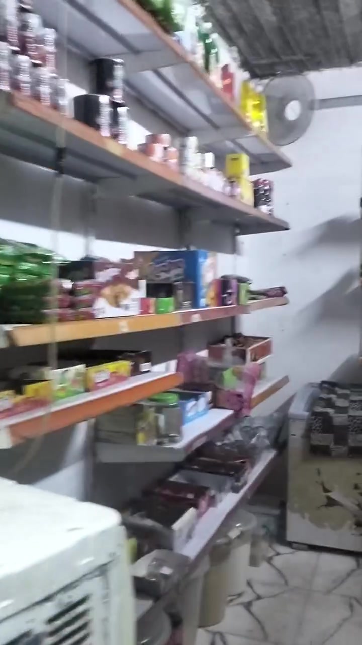 السلام عليكم ارفوف عارضات للبيع
والاغراض الموجودة كله للبيع للاستفسار ***********
