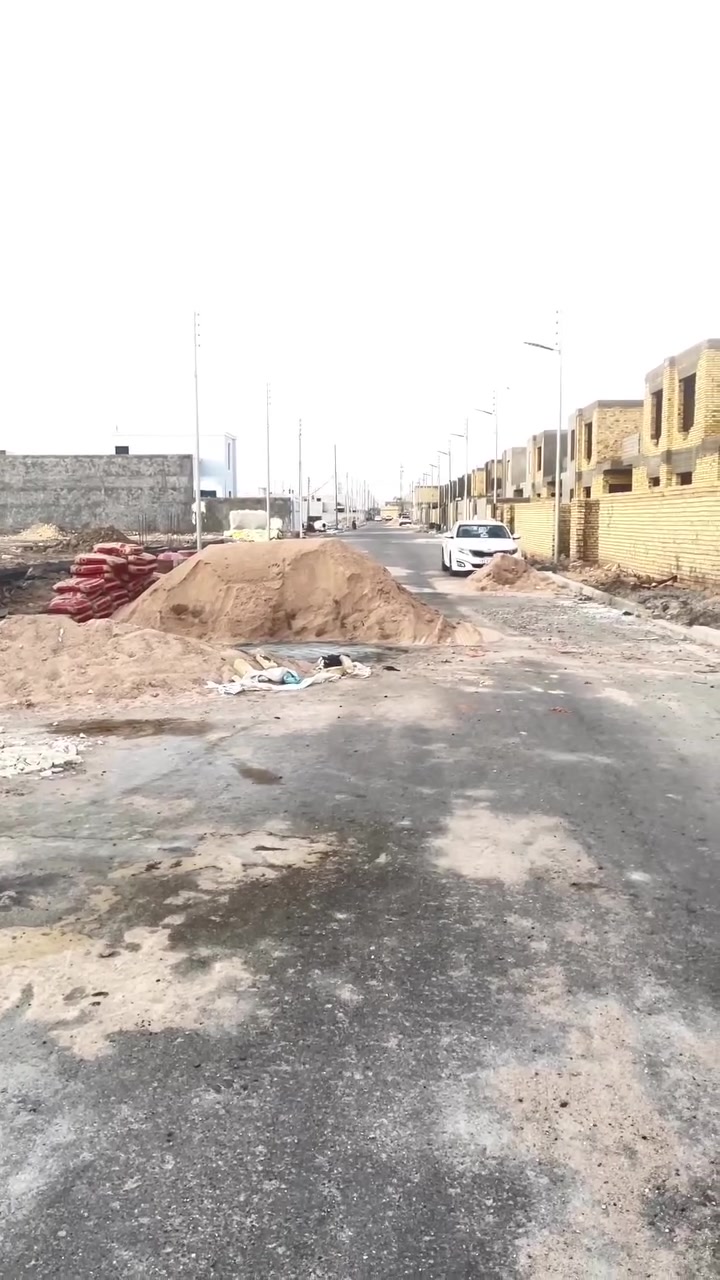 هيكل قيد الإنشاء في مجمع الخير السكني بناء شخصي 
المساحه ٢٠٠م نقص تشطيب  حر غير مطلوب 
يتكون من غرفين واستقبال وصاله ومطبخ وصحيات خارج وداخل 

السعر ٨٥ مع المجال 
#فراس  #الزيادي  للعقارات 
الواقع  في حي ألحكم قرب صيدليه آدم وسنكون في خدمتكم 
***********
