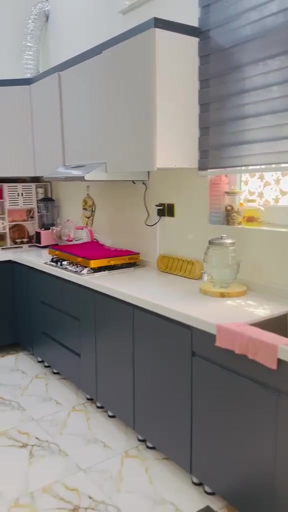 بسم الله الرحمن الرحيم
كاونتر تركي فئة موردن الحديث 

نوع الخشب : hdf الإيطالي 

القياسات : الأرضي 6 متر , الأعلى 4 متر

النظافة  : 100% 
 
تمّ إنشاءه قبل 6 اشهر 
سبب البيع الانتقال لبيت آخر

***********
