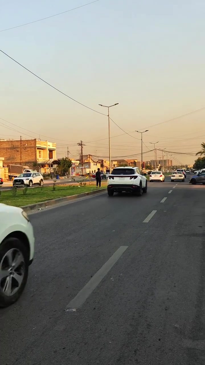 دار للبيع ملك صرف - موقع استثماري وتجاري مميز
الموقع📍: بغداد - شارع الشارقة الرئيسي
 (مقابل حي الأساتذة مباشرة).

⬝ المساحة: 125 متر مربع.
⬝ الواجهة: 6.5 متر.
⬝ البناء: كونكريت مسلح.
يحتوي على: صالة، استقبال، مطبخ، غرفة نوم، ومغاسل.

◀ يقع العقار مباشرة على الشارع الرئيسي بما يجعله فرصة ممتازة للاستخدام السكني أو التحويل لنشاط تجاري/مكتبي واستثماري بعائد ممتاز.

السعر: 3 ملايين و250 ألف دينار للمتر
للاستفسار والمعاينة الإتصال على:

*********** ➦
*********** ➦
