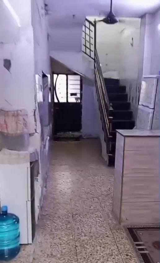 السلام عليكم
نصف قطعة امامية الشعلة قطاع الثاني شارع شكيب المضمد 
يحتوي على طابق ونصف الطابق الارضي استقبال +غرفة  +ملحقات الطابق الثاني يحتوي على غرفتين /كما موضح بالفديو 
السعر المطلوب 90 وبي مجال غير متواجد على الفيس الاتصال على 
الرقم   ***********
