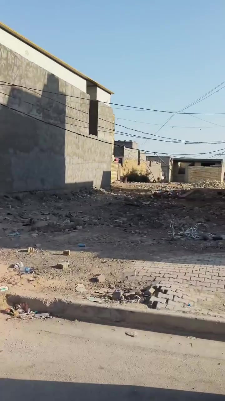 السلام عليكم بيت هيكل للبيع مساحة ١٥٠متر واجهة ٧ونص نزال ٢٠ مكان الحسينية سكلات منطقة ٢٥ خلف شارع حجي حلو السعر البيت 54مليون وبي مجال الاستفسار الاتصال على رقم هاتف ***********
