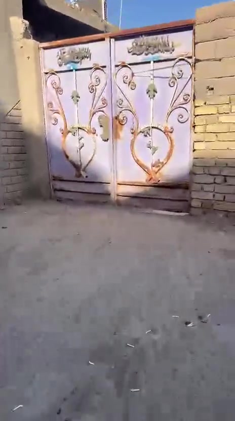 بيت بالصخين زراعي شارع صاحب العصر والزمان ثالث بيت عن الشارع السايدين مساحة 230 م بناء بلوك السعر 50 والشراي يتصل وبخدمته ***********
