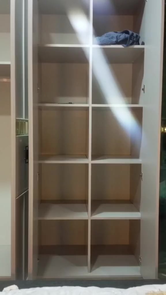 سلام عليكم عيني هاي غرفة جديدة بس ماعجبت العروسة اخذناهة ب مليون ونص.نريدهة ب مليون وربع..والفرشة ايضا للبيع. ***********. واتساب فقط
