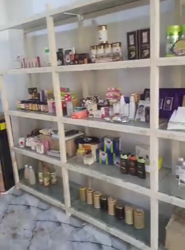 ميز عارض جام خانه للبيع المعروضات هارج المحل ثنينهن ب٣٠٠ والداخل المحل التصوير اكو اثنين اضافيات سعرهن ٥٠٠ ومن تجي تشوف ارتب من بالكامره  اتصل ونتفاهم ***********
