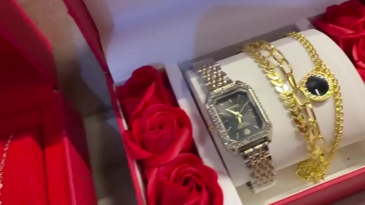 بكج كامل مع العلبه ب15 والتوصيل مجانا ❤️✅
للحجز مراسله الصفحه ✅
