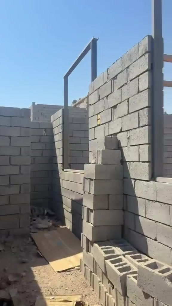 بيع مستعجل البيت يحتوي على ثلاث غرف المكان كرمت علي السدة العالية كافة الخدمات ماي كهرباء مجاري يبعد عن الشارع 100متر سعر 35وقابل لتفاوض وسرعة جدا مناسب لاتفوت الفرصة 
تواصل 
***********
***********
***********
