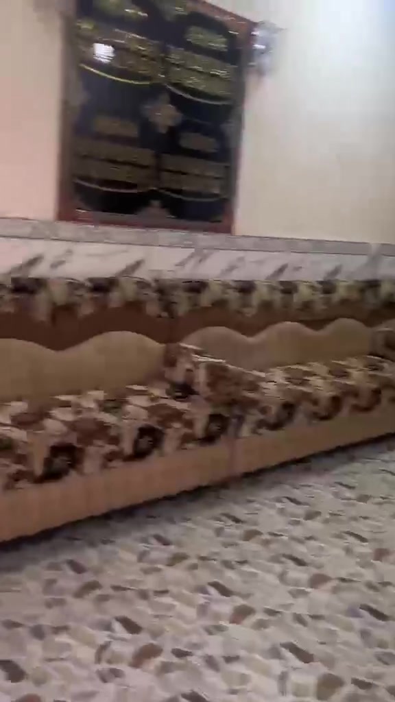 بيت مساحته 120 متر متكون من غرفتين نوم وصالة ومساحة درج ومطبخ وصحيات داخل البيت السعر 80,000 مليون وبي مجال العنوان قرب مركز شرطة خزرج
رقم الهاتف 
***********
