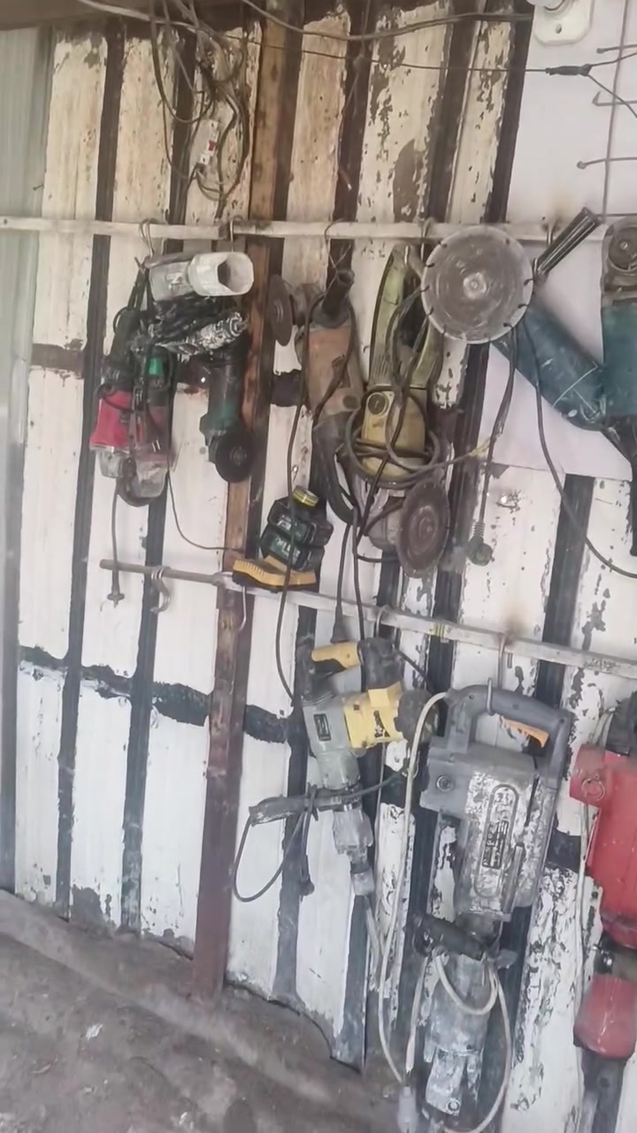 السلام عليكم للبيع شلع وياهن 8 سكلات حجم 95  اذا يفيدنكم ابيع كاملات عدنه عمليه ومستعجلين عليهن مكاني بغداد حي الجهاد  ***********
