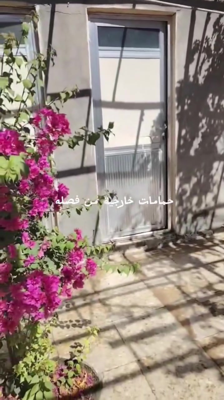 السلام عليكم بيت للبيع المساحة 200 متر النجف حي الرحمه شارع المقرنص قرب المستوصف مال حي الرحمه البيت بناء حديث مكون من حمام داخلي وخارجي و استقبال و مطبخ و صاله و غرفتين نوم سعر 72 و بي مجال للطيبين للاستفسار *********** @للجميع
