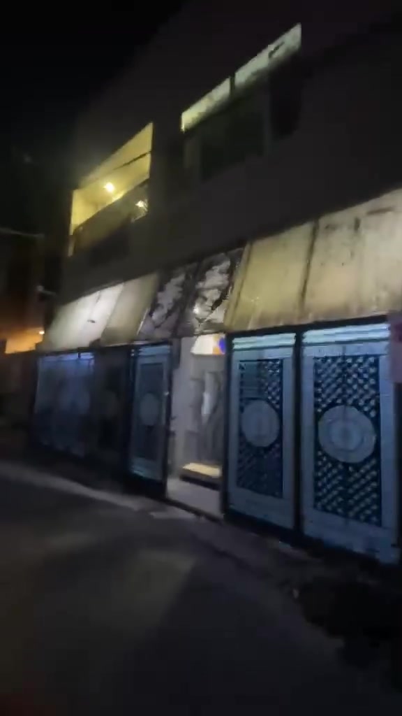 السلام عليكم 
نصف قطعه في مدينة الصدر قطاع 46 ركن على الساحه 
كما موضح بالفديو والصور السعر 185 مليون دينار
للاتصال ‏‪***********‬‏
