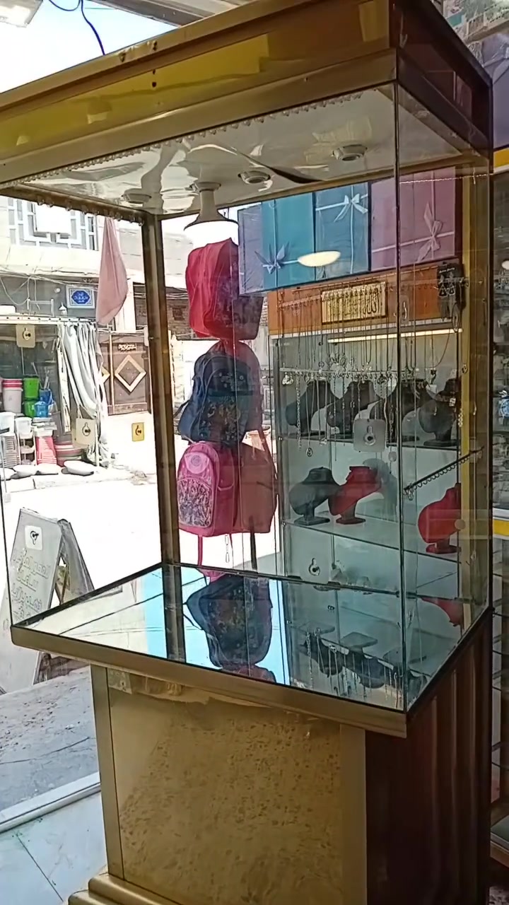 السلام عليكم ميز  لبيع نظيف  العنوان النجف الاشرف ناحيه الحريه ***********
