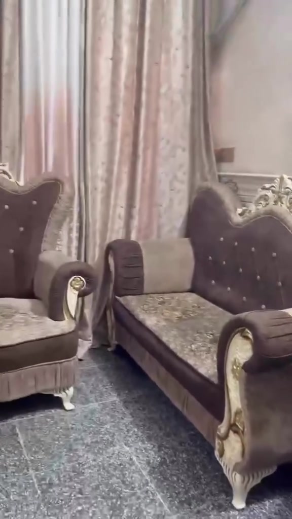 السلام عليكم تخم للبيع نظيف 10 مقاعد للاستفسار ***********
