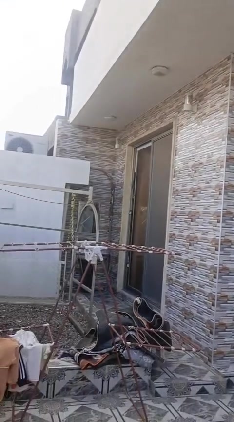 دار للبيع زراعي مساحة 200متر طابق واحد موقع حي واسطي قرب شقق غاز غرفتين نوم واستقبال هول مطبخ وصحيات كراج البيت فول سيراميك سقف مغربي ثانوي اي استفسار عله خاص او اتصل ***********

