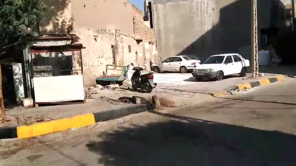 قطعة للبيع بالعباسية الشرقية يم الجنسية القديمة 135 متر وبيها فضلات قطعة مثلثة تجارية بسم شخص واحد الشعر خاص 
***********
