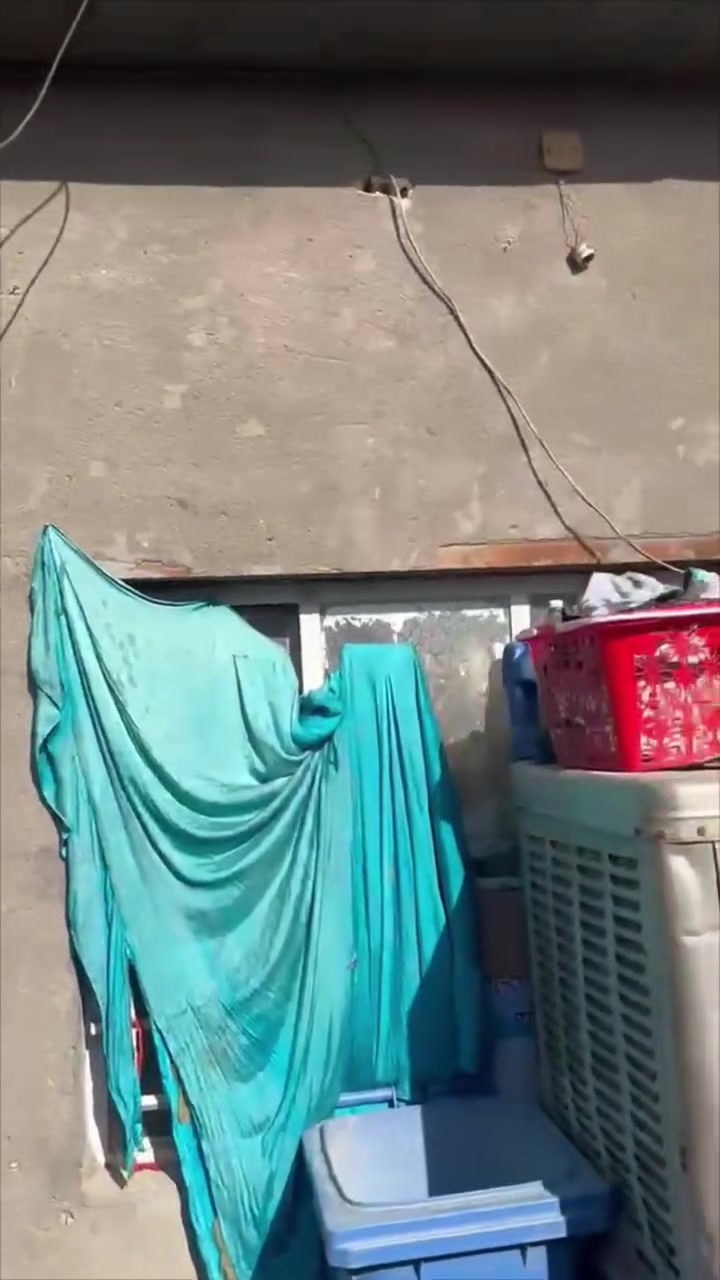 السلام عليكم بيت للبيع منطقه الباويه شارع العريض مقابيل حسينيه عباس حسن العكيلي
المساحه 100متر
يتكون الطابق لاول استقبال وصاله وغرفه نوم ومطبخ وصحيات
الطابق الثاني غرفه وصاله وغرفه قيد الإنشاء الصطح مطبك اشتايكر 
للاتصال على الرقم ***********
