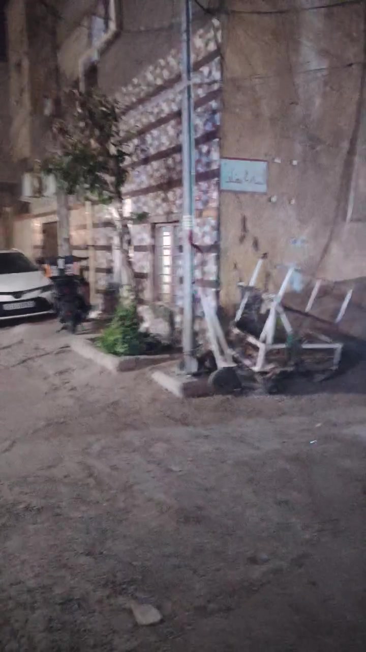 السلام عليكم بيت بلكرادة داخل   شارع عمارة الكرادة  قريب مستشفى عبد المجيد طابو صرف 129 متر واجهة 10 متر على شارعين واقع حال ركن  اول بيت بعد العمارة بيت بناء قديم رايدين المتر على 35 وبي مجال بسيط للاتصال***********
